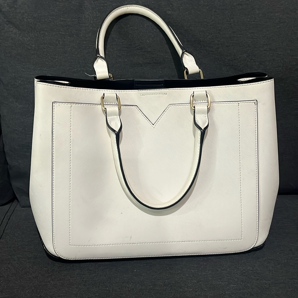 This white Kelly & Katie hand bag is in good condition!